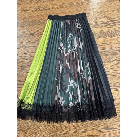 Le Superbe Urban Camo Pleat Midi Skirt Black Mixed Print Size Large - Picture 2 of 8